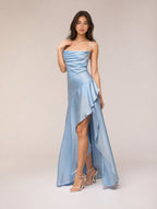Estelle Satin-Maxikleid mit hochgeschlossenem Ausschnitt und hohem Schlitz