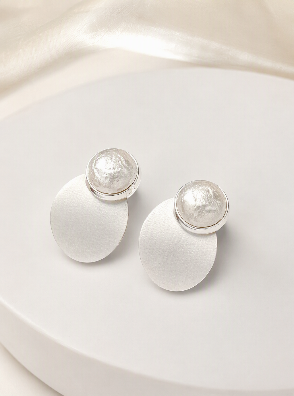 Vespera Round Pearl Earring