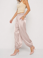 Zephrina Flavia satin-look jogger pants in pink