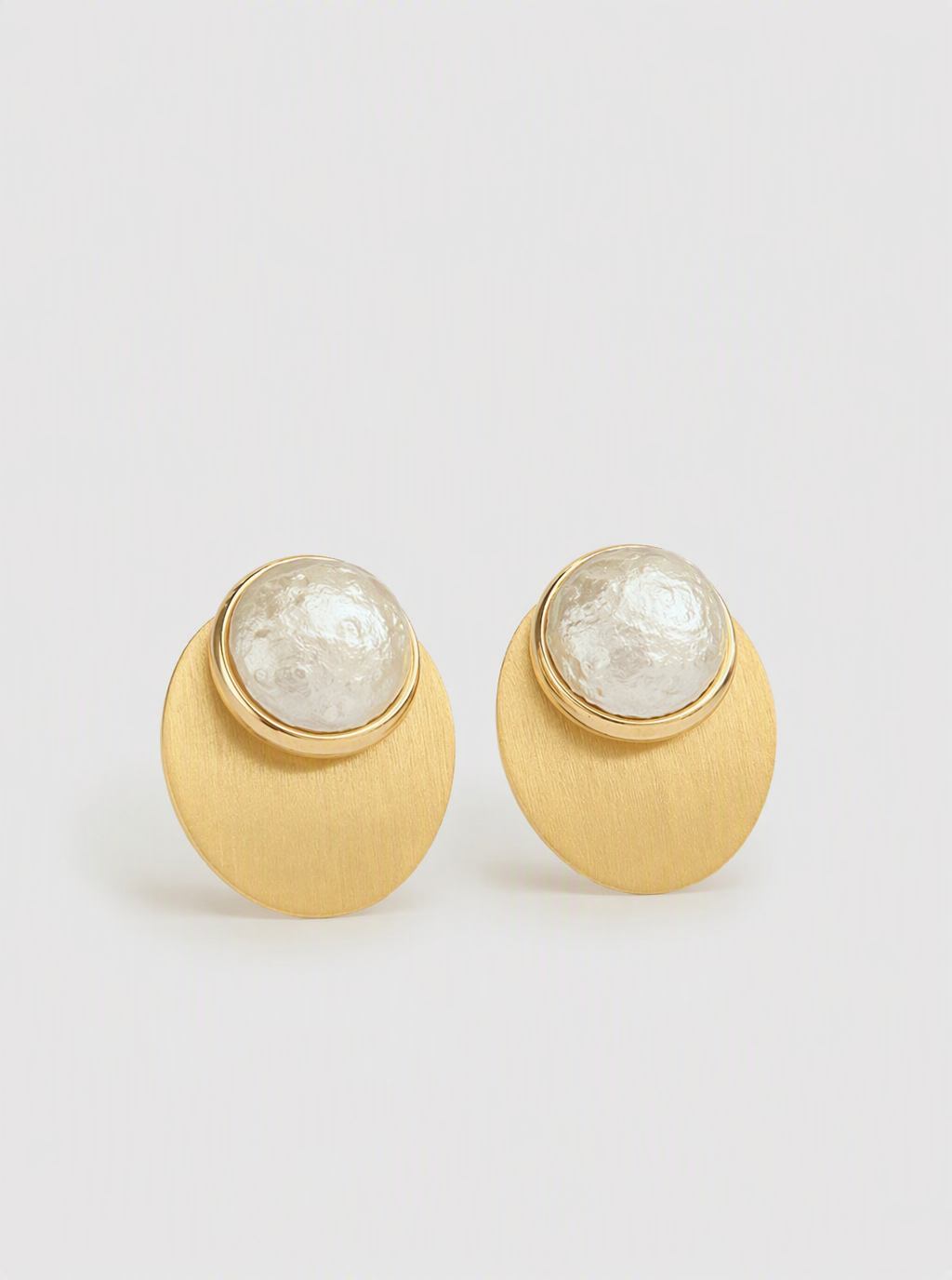 Vespera Round Pearl Earring